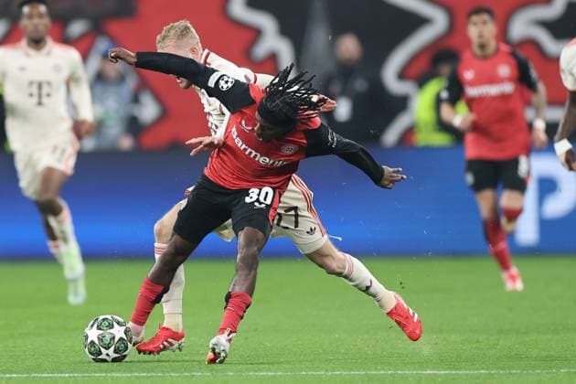 GER, UEFA CL, Achtelfinale Rueckspiel, Bayer 04 Leverkusen (GER) vs. Bayern Muenchen (GER), 11.03.2025, BayArena, Leverkusen, GER, UEFA CL, Achtelfinale Rueckspiel, Bayer 04 Leverkusen (GER) vs. Bayern Muenchen (GER), , im Bild: Laufduell Konrad Laimer (Bayern Muenchen 27), Jeremie Frimpong (Leverkusen 30),