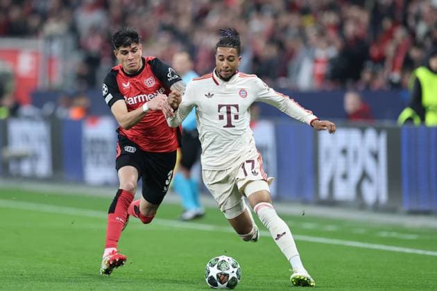 GER, UEFA CL, Achtelfinale Rueckspiel, Bayer 04 Leverkusen (GER) vs. Bayern Muenchen (GER), 11.03.2025, BayArena, Leverkusen, GER, UEFA CL, Achtelfinale Rueckspiel, Bayer 04 Leverkusen (GER) vs. Bayern Muenchen (GER), , im Bild: Michael Olise (Bayern Muenchen 17), im Zweikampf gegen Piero Hincapià (Leverkusen 3),