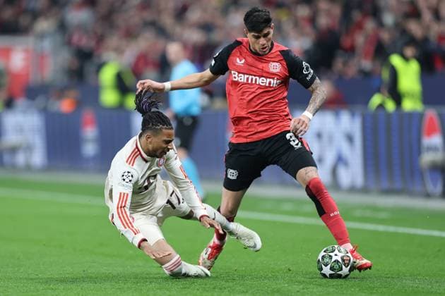 GER, UEFA CL, Achtelfinale Rueckspiel, Bayer 04 Leverkusen (GER) vs. Bayern Muenchen (GER), 11.03.2025, BayArena, Leverkusen, GER, UEFA CL, Achtelfinale Rueckspiel, Bayer 04 Leverkusen (GER) vs. Bayern Muenchen (GER), , im Bild: Michael Olise (Bayern Muenchen 17), im Zweikampf gegen Piero Hincapià (Leverkusen 3),