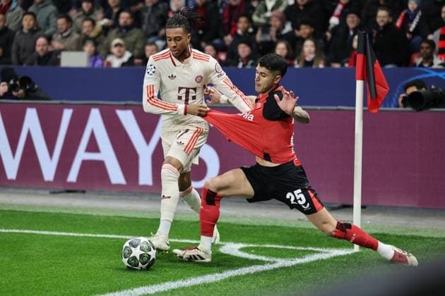 GER, UEFA CL, Achtelfinale Rueckspiel, Bayer 04 Leverkusen (GER) vs. Bayern Muenchen (GER), 11.03.2025, BayArena, Leverkusen, GER, UEFA CL, Achtelfinale Rueckspiel, Bayer 04 Leverkusen (GER) vs. Bayern Muenchen (GER), , im Bild: Michael Olise (Bayern Muenchen 17), im Zweikampf gegen Exequiel Palacios (Leverkusen 25),