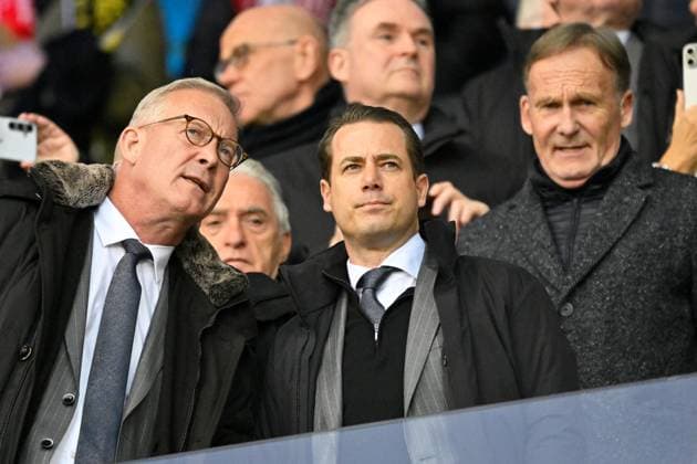 Lille, Stade Pierre Mauroy, 12.03.25, FRA, Herren, UEFA Champions League, Saison 2024-2025, Achtelfinale, OSC Lille - Borussia Dortmund Bild: v.li. Vorstand Thomas TRESS (Dortmund),,,Geschaeftsfuehrer Lars RICKEN (Dortmund), Gechaeftsfuehrer Hans-Joachim WATZKE (Dortmund) UEFA regulations prohibit any use of photographs as image sequences and or quasi-video. Hauts-de-France Frankreich