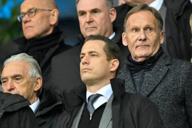 Lille, Stade Pierre Mauroy, 12.03.25, FRA, Herren, UEFA Champions League, Saison 2024-2025, Achtelfinale, OSC Lille - Borussia Dortmund Bild: v.li.,Geschaeftsfuehrer Lars RICKEN (Dortmund), Gechaeftsfuehrer Hans-Joachim WATZKE (Dortmund) UEFA regulations prohibit any use of photographs as image sequences and or quasi-video. Hauts-de-France Frankreich