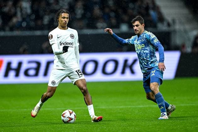 Jean-Matteo Bahoya (Eintracht Frankfurt, 19) im Zweikampf mit Lucas Rosa (Ajax Amsterdam, 02), GER, Eintracht Frankfurt vs. Ajax Amsterdam Fussball, UEFA Europa League, Achtelfinale, Rueckspiel, Spielzeit 2024 25, 13.03.2025. GER, Eintracht Frankfurt vs. Ajax Amsterdam Fussball, UEFA Europa League, Achtelfinale, Rueckspiel, Spielzeit 2024 25, 13.03.2025. Frankfurt am Main Copyright: xEibner-Pressefoto FlorianxWieganx EP_FWD