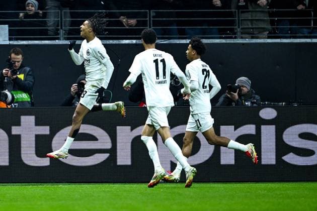 Jean-Matteo Bahoya (Eintracht Frankfurt, 19), Hugo Ekitike (Eintracht Frankfurt, 11) und Nathaniel Brown (Eintracht Frankfurt, 21) bejubeln das Tor zum 1:0, GER, Eintracht Frankfurt vs. Ajax Amsterdam Fussball, UEFA Europa League, Achtelfinale, Rueckspiel, Spielzeit 2024 25, 13.03.2025. GER, Eintracht Frankfurt vs. Ajax Amsterdam Fussball, UEFA Europa League, Achtelfinale, Rueckspiel, Spielzeit 2024 25, 13.03.2025. Frankfurt am Main Copyright: xEibner-Pressefoto FlorianxWieganx EP_FWD