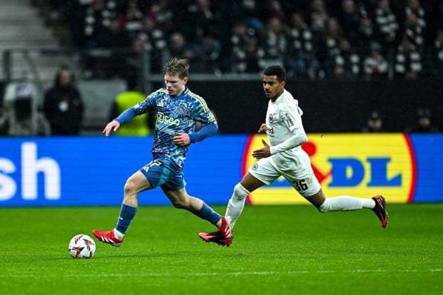 Oliver Valaker Edvardsen (Ajax Amsterdam, 17) am Ball, dahinter Ansgar Knauff (Eintracht Frankfurt, 36), GER, Eintracht Frankfurt vs. Ajax Amsterdam, Fussball, UEFA Europa League, Achtelfinale, Rueckspiel, Spielzeit 2024 25, 13.03.2025. GER, Eintracht Frankfurt vs. Ajax Amsterdam, Fussball, UEFA Europa League, Achtelfinale, Rueckspiel, Spielzeit 2024 25, 13.03.2025. Frankfurt am Main Copyright: xEibner-Pressefoto FlorianxWieganx EP_FWD