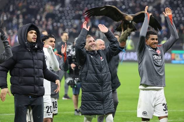 Jubel vom Doppeltorschützen und Matchwinner Mario Götze, Goetze (Eintracht Frankfurt, Nr. 27) mit den Fans, Emotion, Attila der Adler im Hintergrund, Eintracht Frankfurt - Ajax Amsterdam, Fussball, UEFA Europa League , UEL, Saison 2024 2025, Achtelfinale , 1Rückspiel, 3.03.2025, -