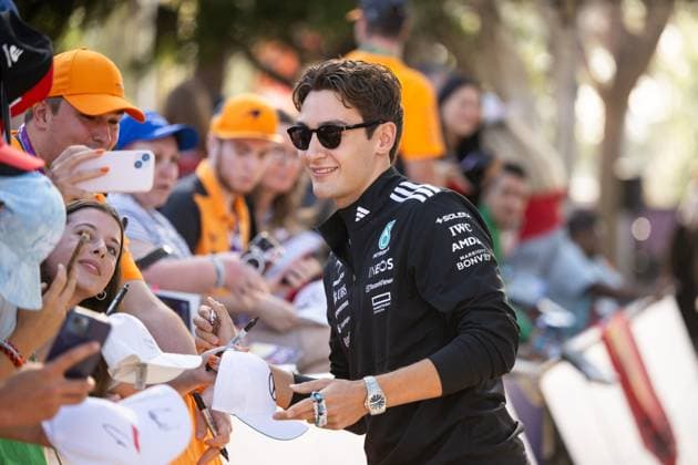 George Russell (Mercedes-AMG Petronas F1 Team, 63) am Melbourne Walk mit Fans Zuschauern, AUS, Formel 1 Weltmeisterschaft, Luis Vuitton Grand Prix von Australien, Albert Park Circuit Melbourne, Freies Training, Saison 2025, 14.03.2025 AUS, Formel 1 Weltmeisterschaft, Luis Vuitton Grand Prix von Australien, Albert Park Circuit Melbourne, Freies Training, Saison 2025, 14.03.2025 Melbourne Copyright: xEibner-Pressefoto Memmlerx EP_MMR