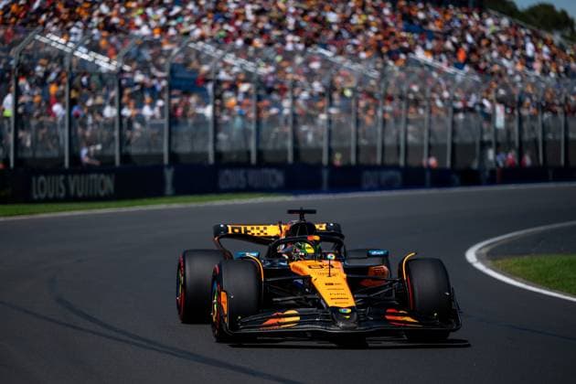 Oscar Piastri (McLaren Formula 1 Team, 81) im MCL39, dahinter Fans Zuschauer auf der voll besetzten Tribuene, AUS, Formel 1 Weltmeisterschaft, Luis Vuitton Grand Prix von Australien, Albert Park Circuit Melbourne, Freies Training, Saison 2025, 14.03.2025 AUS, Formel 1 Weltmeisterschaft, Luis Vuitton Grand Prix von Australien, Albert Park Circuit Melbourne, Freies Training, Saison 2025, 14.03.2025 Melbourne Copyright: xEibner-Pressefoto Memmlerx EP_MMR