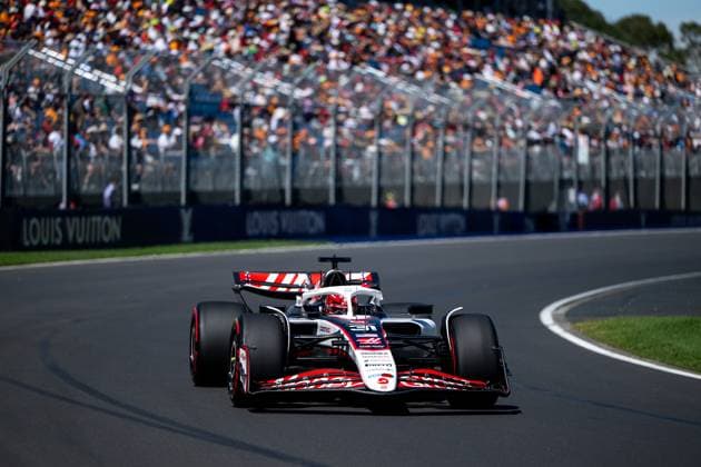 Esteban Ocon (MoneyGram Haas F1 Team, 31) im VF-25, dahinter Fans Zuschauer auf der voll besetzten Tribuene, AUS, Formel 1 Weltmeisterschaft, Luis Vuitton Grand Prix von Australien, Albert Park Circuit Melbourne, Freies Training, Saison 2025, 14.03.2025 AUS, Formel 1 Weltmeisterschaft, Luis Vuitton Grand Prix von Australien, Albert Park Circuit Melbourne, Freies Training, Saison 2025, 14.03.2025 Melbourne Copyright: xEibner-Pressefoto Memmlerx EP_MMR