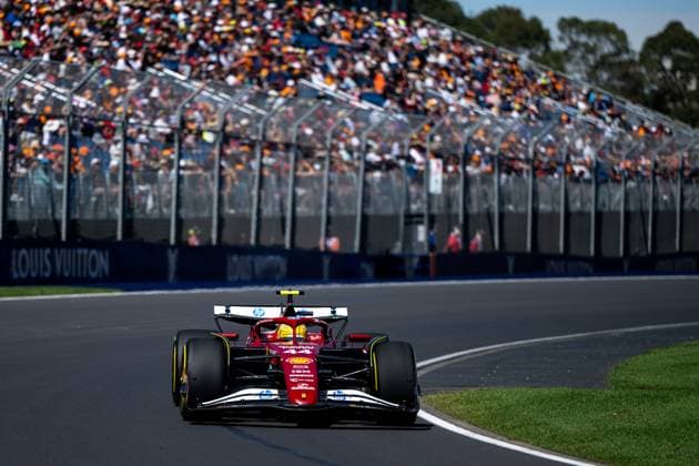 Lewis Hamilton (Scuderia Ferrari HP, 44) im SF-25, dahinter Fans Zuschauer auf der voll besetzten Tribuene, AUS, Formel 1 Weltmeisterschaft, Luis Vuitton Grand Prix von Australien, Albert Park Circuit Melbourne, Freies Training, Saison 2025, 14.03.2025 AUS, Formel 1 Weltmeisterschaft, Luis Vuitton Grand Prix von Australien, Albert Park Circuit Melbourne, Freies Training, Saison 2025, 14.03.2025 Melbourne Copyright: xEibner-Pressefoto Memmlerx EP_MMR