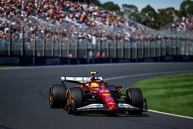 Lewis Hamilton (Scuderia Ferrari HP, 44) im SF-25, dahinter Fans Zuschauer auf der voll besetzten Tribuene, AUS, Formel 1 Weltmeisterschaft, Luis Vuitton Grand Prix von Australien, Albert Park Circuit Melbourne, Freies Training, Saison 2025, 14.03.2025 AUS, Formel 1 Weltmeisterschaft, Luis Vuitton Grand Prix von Australien, Albert Park Circuit Melbourne, Freies Training, Saison 2025, 14.03.2025 Melbourne Copyright: xEibner-Pressefoto Memmlerx EP_MMR