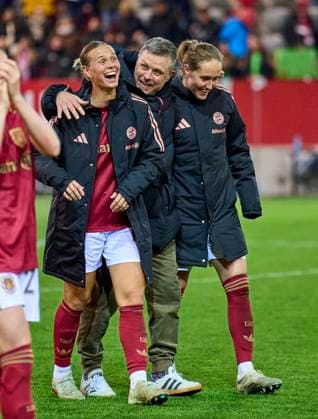 Team FCB celebrate the victory with Alexander Straus, Headcoach FCB women, Trainer, Cheftrainer, Klara BÜHL, BUEHL, FCB Women Nr. 17 Sydney LOHMANN, FCB Damen 12 in the women football match FC BAYERN MÜNCHEN - VFL WOLFSBURG 3-1 on Mar 14, 2025 in Munich, Germany. Season 2024 2025, 1.Bundesliga, FCB, Muenchen, Google Pixel, Frauen Bundesliga matchday 17, 17.Spieltag