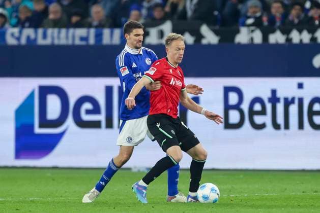 Marcin Kaminski (FC Schalke 04) und Havard Nielsen (Hannover 96) kaempfen um den Ball, 2. Bundesliga, FC Schalke 04 vs Hannover 96, Veltins-Arena am 14. March 2025 in Gelsenkirchen, Deutschland. (Foto von Marco Steinbrenner DeFodi Images) Marcin Kaminski (FC Schalke 04) und Havard Nielsen (Hannover 96) battle for the ball, 2. Bundesliga, FC Schalke 04 vs Hannover 96, Veltins-Arena, March 14, 2025 in Gelsenkirchen, Germany. (Photo by Marco Steinbrenner DeFodi Images) DFB DFL REGULATIONS PROHIBIT ANY USE OF PHOTOGRAPHS AS IMAGE SEQUENCES AND OR QUASI-VIDEO.