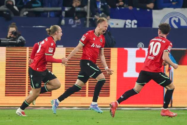 Havard Nielsen (Hannover 96) bejubelt seinen Treffer zum 1:2 mit Lars Gindorf (Hannover 96) und Jannik Rochelt (Hannover 96), 2. Bundesliga, FC Schalke 04 vs Hannover 96, Veltins-Arena am 14. March 2025 in Gelsenkirchen, Deutschland. (Foto von Marco Steinbrenner DeFodi Images) Havard Nielsen (Hannover 96) celebrates after scoring his teams second goal with Lars Gindorf (Hannover 96) and Jannik Rochelt (Hannover 96), 2. Bundesliga, FC Schalke 04 vs Hannover 96, Veltins-Arena, March 14, 2025 in Gelsenkirchen, Germany. (Photo by Marco Steinbrenner DeFodi Images) DFB DFL REGULATIONS PROHIBIT ANY USE OF PHOTOGRAPHS AS IMAGE SEQUENCES AND OR QUASI-VIDEO.