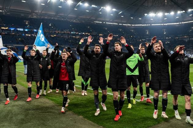 GER, 2. FBL FC Schalke 04 vs Hannover 96 14.03.2025, Veltins Arena, Gelsenkirchen, GER, 2. FBL FC Schalke 04 vs Hannover 96 im Bild: Mannschaft von Hannover 96 feiert den Sieg vor den Fans, Gaestetribuene, Gestik, Mimik, Emotionen, klatschen, feiern, jubeln, sind gluecklich Enzo Leopold (Hannover 96, 8) Ron-Robert Zieler (Hannover 96, 1) Phil Neumann (Hannover 96, 5)
