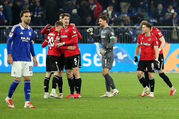 14.03.2025, xrekx, Fussball 2.Bundesliga, FC Schalke 04 - Hannover 96 v.l. Kenan Karaman (FC Schalke 04) enttaeuscht, enttäuscht, schaut enttaeuscht, traurig, frustriert, niedergeschlagen, disappointed, sad, frustrated Jannik Rochelt (Hannover 96) Phil Neumann (Hannover 96) Ron-Robert Zieler (Hannover 96) Enzo Leopold (Hannover 96) feiern den Sieg (DFL DFB REGULATIONS PROHIBIT ANY USE OF PHOTOGRAPHS as IMAGE SEQUENCES and or QUASI-VIDEO) Gelsenkirchen
