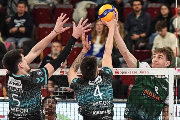v.li.: Imanol Salazar (Powervolleys Düren, 5), Gregor Pernus, (Powervolleys Düren, 4) bei der Blockbildung, Anton Jung (FT 1844 Freiburg, 8) schmettert den Ball, Aktion, Action, Spielszene, 14.03.2025, Düren (Deutschland), Volleyball, 1. Bundesliga Männer, SWD Powervolleys Düren - FT 1844 Freiburg