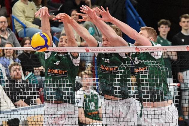 v.li.: Kevin Kobrine (FT 1844 Freiburg, 4), Charles Figy (FT 1844 Freiburg, 14), Yannik Harms (FT 1844 Freiburg, 3) bei der Blockbildung, Aktion, Action, Spielszene, 14.03.2025, Düren (Deutschland), Volleyball, 1. Bundesliga Männer, SWD Powervolleys Düren - FT 1844 Freiburg