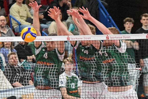v.li.: Kevin Kobrine (FT 1844 Freiburg, 4), Charles Figy (FT 1844 Freiburg, 14), Yannik Harms (FT 1844 Freiburg, 3) bei der Blockbildung, Aktion, Action, Spielszene, 14.03.2025, Düren (Deutschland), Volleyball, 1. Bundesliga Männer, SWD Powervolleys Düren - FT 1844 Freiburg