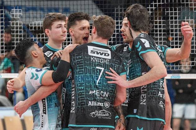 Die Mannschaft der Powervolleys Düren jubeln über einen Punkt, Jubel, celebrate the point, celebration, Action, Aktion, 14.03.2025, Düren (Deutschland), Volleyball, 1. Bundesliga Männer, SWD Powervolleys Düren - FT 1844 Freiburg