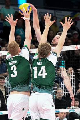 v.li.: Yannik Harms (FT 1844 Freiburg, 3), Charles Figy (FT 1844 Freiburg, 14) bei der Blockbildung, Matthew Neaves (Powervolleys Düren, 14) schmettert den Ball, 14.03.2025, Düren (Deutschland), Volleyball, 1. Bundesliga Männer, SWD Powervolleys Düren - FT 1844 Freiburg