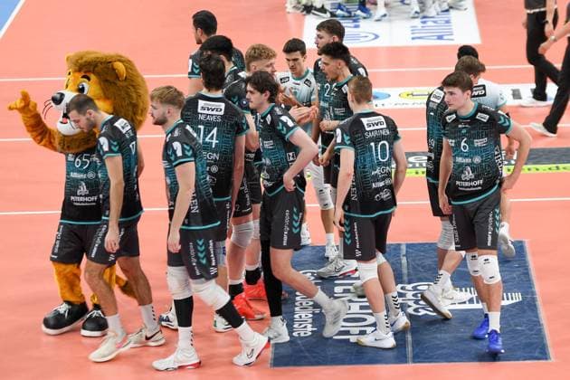 Wolly, das Maskottchen der SWD Powervolleys Düren und die Spieler begrüßen die Mannschaft, Fans, Publikum, Zuschauer, Stimmung, Atmosphäre, Stadion , 14.03.2025, Düren (Deutschland), Volleyball, 1. Bundesliga Männer, SWD Powervolleys Düren - FT 1844 Freiburg