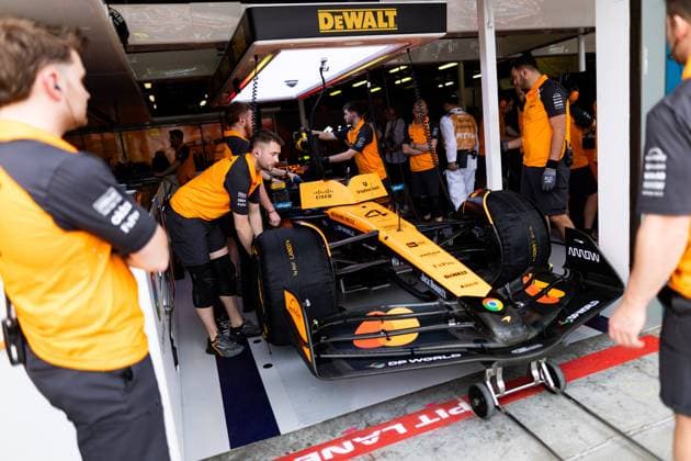 F1 - AUSTRALIAN GRAND PRIX 2025 04 NORRIS Lando (gbr), McLaren F1 Team MCL39, garage, box, mechanic, mecanicien, mechanics during the Formula 1 Louis Vuitton Australian Grand Prix 2025, 1st round of the 2025 FIA Formula One World Championship, WM, Weltmeisterschaft from March 14 to 16, 2025 on the Albert Park Grand Prix Circuit, in Melbourne, Australia - Copyright: xJoaoxFilipex