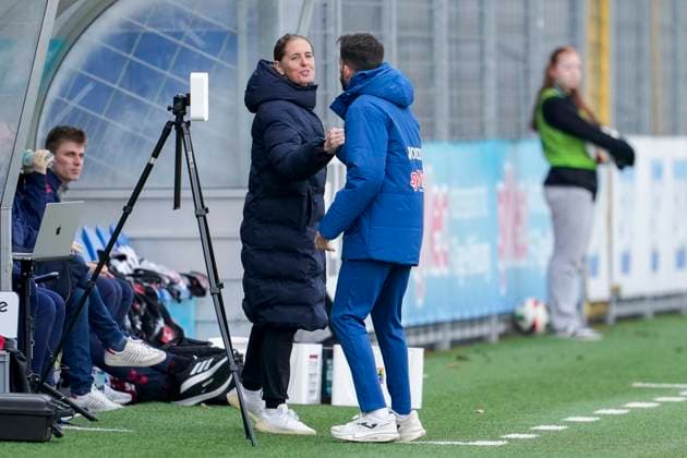 v.li.: Britta Carlson (Trainerin, Cheftrainerin, 1. FC Köln), Theodoros Dedes (Trainer, Cheftrainer, TSG), bei der Begrüßung vor dem Spiel, beide Trainer begrüßen sich, Aktion, Action, 15.03.2025, Sinsheim (Hoffenheim) (Deutschland), Fussball, Google Pixel Frauen-Bundesliga, TSG 1899 Hoffenheim - 1. FC Köln, DFB DFL REGULATIONS PROHIBIT ANY USE OF PHOTOGRAPHS AS IMAGE SEQUENCES AND OR QUASI-VIDEO.