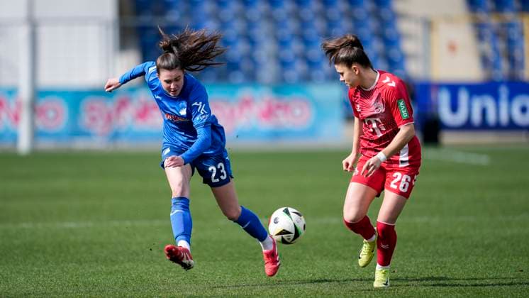 v.li.: Chiara Hahn (TSG, 23), Martyna Wiankowska (Köln, 26), Zweikampf, Spielszene, Duell, duel, tackle, tackling, Dynamik, Action, Aktion, 15.03.2025, Sinsheim (Hoffenheim) (Deutschland), Fussball, Google Pixel Frauen-Bundesliga, TSG 1899 Hoffenheim - 1. FC Köln, DFB DFL REGULATIONS PROHIBIT ANY USE OF PHOTOGRAPHS AS IMAGE SEQUENCES AND OR QUASI-VIDEO.