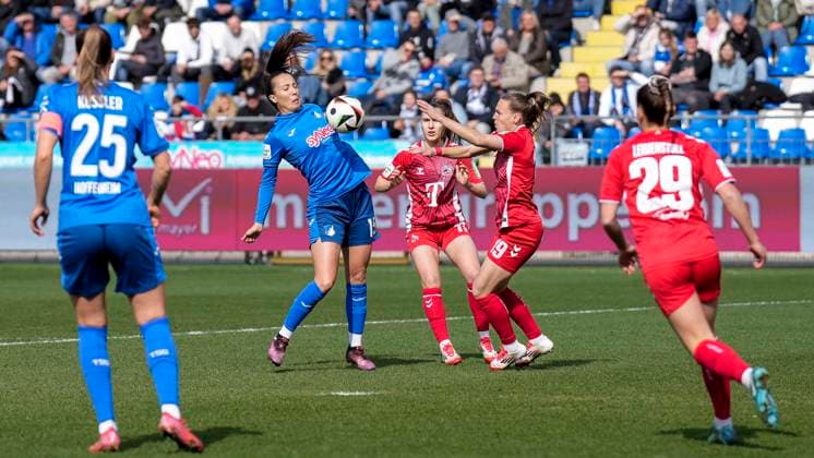 v.li.: Marta Cazalla Garcia (TSG, 15), Alena Bienz (Köln, 11), Dora Zeller (Köln, 19), Zweikampf, Spielszene, Duell, duel, tackle, tackling, Dynamik, Action, Aktion, 15.03.2025, Sinsheim (Hoffenheim) (Deutschland), Fussball, Google Pixel Frauen-Bundesliga, TSG 1899 Hoffenheim - 1. FC Köln, DFB DFL REGULATIONS PROHIBIT ANY USE OF PHOTOGRAPHS AS IMAGE SEQUENCES AND OR QUASI-VIDEO.