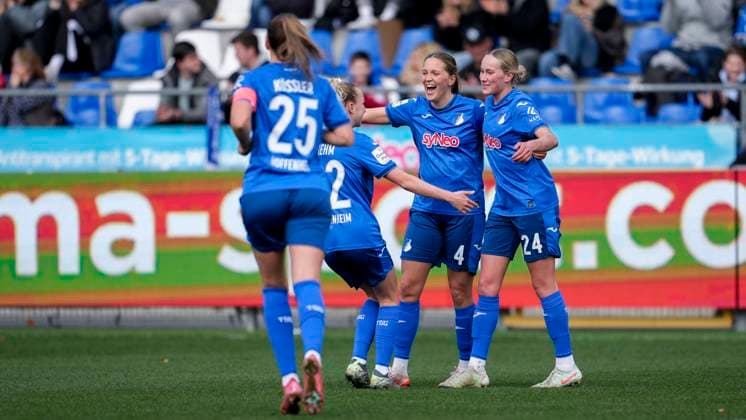 v.li.: Melissa Kössler (TSG, 25), Vanessa Diehm (TSG, 32), Torschützin Lisann Kaut (TSG, 4), Feli Delacauw (TSG, 24), Spielerinnen der TSG 1899 Hoffenheim, jubeln über das Tor zum 1:0, Jubel, Torjubel, Torerfolg, celebrate the goal, goal, celebration, jubelt ueber das Tor, Freuen, Freude, freut sich, optimistisch, positiv, Spielszene, Highlight, Action, Aktion, 15.03.2025, Sinsheim (Hoffenheim) (Deutschland), Fussball, Google Pixel Frauen-Bundesliga, TSG 1899 Hoffenheim - 1. FC Köln, DFB DFL REGULATIONS PROHIBIT ANY USE OF PHOTOGRAPHS AS IMAGE SEQUENCES AND OR QUASI-VIDEO.