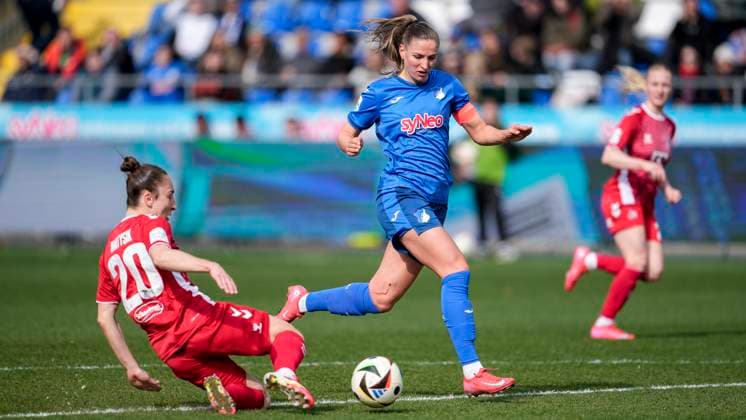 v.li.: Sylwia Matysik (Köln, 20), Melissa Kössler (TSG, 25), Zweikampf, Spielszene, Duell, duel, tackle, tackling, Dynamik, Action, Aktion, 15.03.2025, Sinsheim (Hoffenheim) (Deutschland), Fussball, Google Pixel Frauen-Bundesliga, TSG 1899 Hoffenheim - 1. FC Köln, DFB DFL REGULATIONS PROHIBIT ANY USE OF PHOTOGRAPHS AS IMAGE SEQUENCES AND OR QUASI-VIDEO.