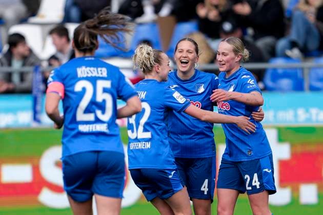 v.li.: Melissa Kössler (TSG, 25), Vanessa Diehm (TSG, 32), Torschützin Lisann Kaut (TSG, 4), Feli Delacauw (TSG, 24), Spielerinnen der TSG 1899 Hoffenheim, jubeln über das Tor zum 1:0, Jubel, Torjubel, Torerfolg, celebrate the goal, goal, celebration, jubelt ueber das Tor, Freuen, Freude, freut sich, optimistisch, positiv, Spielszene, Highlight, Action, Aktion, 15.03.2025, Sinsheim (Hoffenheim) (Deutschland), Fussball, Google Pixel Frauen-Bundesliga, TSG 1899 Hoffenheim - 1. FC Köln, DFB DFL REGULATIONS PROHIBIT ANY USE OF PHOTOGRAPHS AS IMAGE SEQUENCES AND OR QUASI-VIDEO.