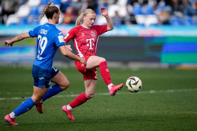 v.li.: Selina Cerci (TSG, 29), Anna Gerhardt (Köln, 21), Zweikampf, Spielszene, Duell, duel, tackle, tackling, Dynamik, Action, Aktion, 15.03.2025, Sinsheim (Hoffenheim) (Deutschland), Fussball, Google Pixel Frauen-Bundesliga, TSG 1899 Hoffenheim - 1. FC Köln, DFB DFL REGULATIONS PROHIBIT ANY USE OF PHOTOGRAPHS AS IMAGE SEQUENCES AND OR QUASI-VIDEO.