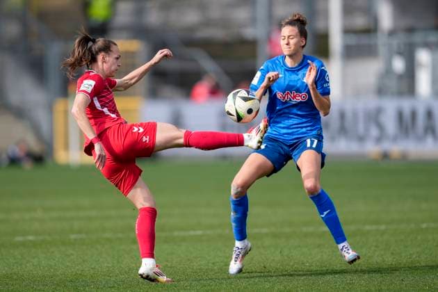 v.li.: Dora Zeller (Köln, 19), Franziska Harsch (TSG, 17), Zweikampf, Spielszene, Duell, duel, tackle, tackling, Dynamik, Action, Aktion, 15.03.2025, Sinsheim (Hoffenheim) (Deutschland), Fussball, Google Pixel Frauen-Bundesliga, TSG 1899 Hoffenheim - 1. FC Köln, DFB DFL REGULATIONS PROHIBIT ANY USE OF PHOTOGRAPHS AS IMAGE SEQUENCES AND OR QUASI-VIDEO.