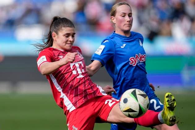 v.li.: Martyna Wiankowska (Köln, 26), Feli Delacauw (TSG, 24), Zweikampf, Spielszene, Duell, duel, tackle, tackling, Dynamik, Action, Aktion, 15.03.2025, Sinsheim (Hoffenheim) (Deutschland), Fussball, Google Pixel Frauen-Bundesliga, TSG 1899 Hoffenheim - 1. FC Köln, DFB DFL REGULATIONS PROHIBIT ANY USE OF PHOTOGRAPHS AS IMAGE SEQUENCES AND OR QUASI-VIDEO.