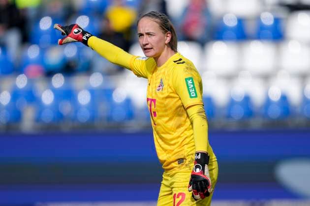 Paula Hoppe (Torwart, Torhüterin, Köln, 12), gibt Anweisungen, gestikuliert, mit den Armen gestikulieren, Einzelbild, Einzelfoto, Aktion, Action, 15.03.2025, Sinsheim (Hoffenheim) (Deutschland), Fussball, Google Pixel Frauen-Bundesliga, TSG 1899 Hoffenheim - 1. FC Köln, DFB DFL REGULATIONS PROHIBIT ANY USE OF PHOTOGRAPHS AS IMAGE SEQUENCES AND OR QUASI-VIDEO.