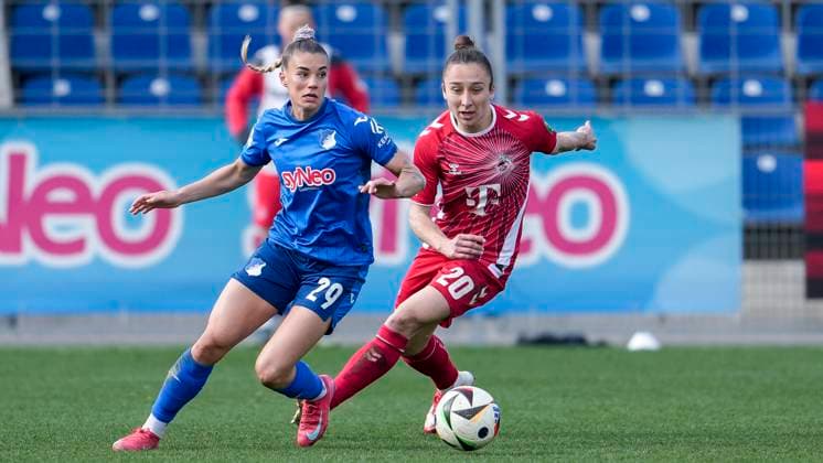 v.li.: Selina Cerci (TSG, 29), Sylwia Matysik (Köln, 20), Zweikampf, Spielszene, Duell, duel, tackle, tackling, Dynamik, Action, Aktion, 15.03.2025, Sinsheim (Hoffenheim) (Deutschland), Fussball, Google Pixel Frauen-Bundesliga, TSG 1899 Hoffenheim - 1. FC Köln, DFB DFL REGULATIONS PROHIBIT ANY USE OF PHOTOGRAPHS AS IMAGE SEQUENCES AND OR QUASI-VIDEO.