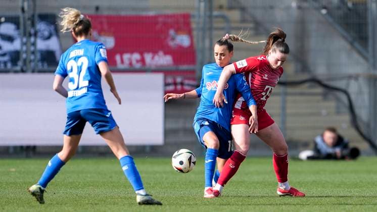 v.li.: Vanessa Diehm (TSG, 32), Julia Hickelsberger (Hickelsberger-Füller, TSG, 18), Adriana Achcinska (Köln, 9), Zweikampf, Spielszene, Duell, duel, tackle, tackling, Dynamik, Action, Aktion, 15.03.2025, Sinsheim (Hoffenheim) (Deutschland), Fussball, Google Pixel Frauen-Bundesliga, TSG 1899 Hoffenheim - 1. FC Köln, DFB DFL REGULATIONS PROHIBIT ANY USE OF PHOTOGRAPHS AS IMAGE SEQUENCES AND OR QUASI-VIDEO.