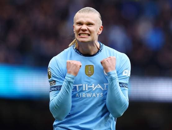 Sport Bilder des Tages Erling Haaland of Manchester City celebrates scoring a goal from the penalty spot to make it 1-0 Manchester City v Brighton & Hove Albion, Premier League, Football, Etihad Stadium, Manchester, UK - 15 Mar 2025 EDITORIAL USE ONLY No use with unauthorised audio, video, data, fixture lists, club league logos or live services. Online in-match use limited to 120 images, no video emulation. No use in betting, games or single club league player publications. Copyright: xMattxWest Shutterstockx 15199930i