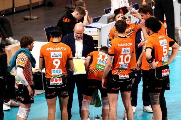 DEU, DVV, 1.VBL, BR Volleys vs. Dachau, 15.03.2025, Max-Schmeling-Halle, Berlin, DEU, DVV, 1.VBL, BR Volleys vs. Dachau, im Bild Trainer Joel Banks (BR Volleys), BR Volleys-Spielerkreis Foto: Juergen Engler nordphoto GmbH