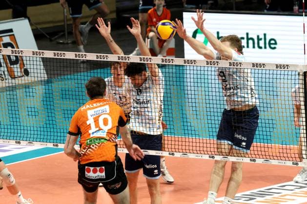 DEU, DVV, 1.VBL, BR Volleys vs. Dachau, 15.03.2025, Max-Schmeling-Halle, Berlin, DEU, DVV, 1.VBL, BR Volleys vs. Dachau, im Bild Daniel Malescha (BR Volleys 10), Marvin Primus (Dachau 8), Matthew Slivinski (Dachau 9) Foto: Juergen Engler nordphoto GmbH