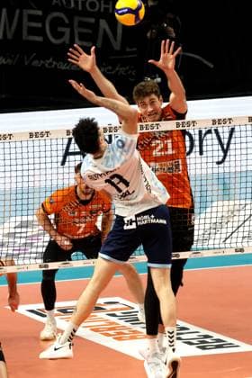 DEU, DVV, 1.VBL, BR Volleys vs. Dachau, 15.03.2025, Max-Schmeling-Halle, Berlin, DEU, DVV, 1.VBL, BR Volleys vs. Dachau, im Bild Tobias Krick(BR Volleys 21), Patrick Rupprecht (Dachau 11) Foto: Juergen Engler nordphoto GmbH