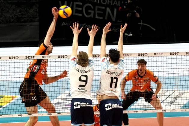 DEU, DVV, 1.VBL, BR Volleys vs. Dachau, 15.03.2025, Max-Schmeling-Halle, Berlin, DEU, DVV, 1.VBL, BR Volleys vs. Dachau, im Bild Daniel Malescha (BR Volleys 10), Matthew Slivinski (Dachau 9), Patrick Rupprecht (Dachau 11) Foto: Juergen Engler nordphoto GmbH