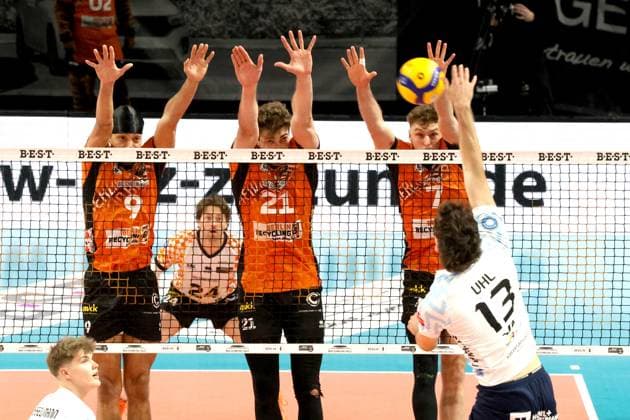 DEU, DVV, 1.VBL, BR Volleys vs. Dachau, 15.03.2025, Max-Schmeling-Halle, Berlin, DEU, DVV, 1.VBL, BR Volleys vs. Dachau, im Bild BR Volleys-Spielerblock, Djifa Amedegnato (BR Volleys 9), Tobias Krick(BR Volleys 21), Simon Plaskie (BR Volleys 7), Niklas Uhl(Dachau 13) Foto: Juergen Engler nordphoto GmbH