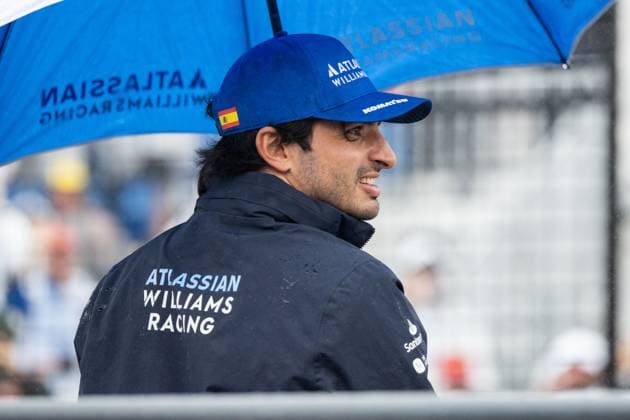 Carlos Sainz (Atlassian Williams Racing, 55) bei der Fahrerparade im Regen, AUS, Formel 1 Weltmeisterschaft, Luis Vuitton Grand Prix von Australien, Albert Park Circuit Melbourne, Rennen, Saison 2025, 16.03.2025 AUS, Formel 1 Weltmeisterschaft, Luis Vuitton Grand Prix von Australien, Albert Park Circuit Melbourne, Rennen, Saison 2025, 16.03.2025 Melbourne Copyright: xEibner-Pressefoto Memmlerx EP_MMR