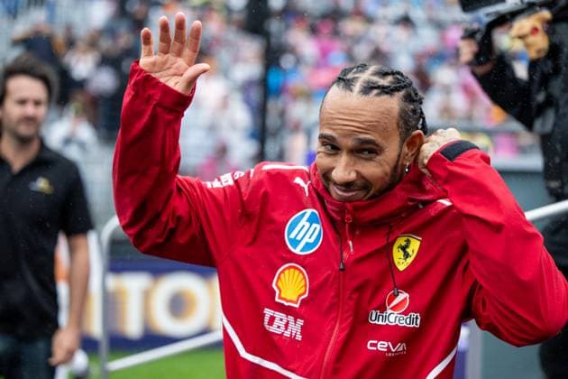 Lewis Hamilton (Scuderia Ferrari HP, 44) bei der Fahrerparade im Regen, AUS, Formel 1 Weltmeisterschaft, Luis Vuitton Grand Prix von Australien, Albert Park Circuit Melbourne, Rennen, Saison 2025, 16.03.2025 AUS, Formel 1 Weltmeisterschaft, Luis Vuitton Grand Prix von Australien, Albert Park Circuit Melbourne, Rennen, Saison 2025, 16.03.2025 Melbourne Copyright: xEibner-Pressefoto Memmlerx EP_MMR
