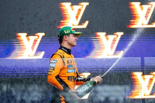 Lando Norris (McLaren Formula 1 Team, 04) jubelt bei der Siegerehrung auf dem Podium mit Champagner ueber den Sieg, AUS, Formel 1 Weltmeisterschaft, Luis Vuitton Grand Prix von Australien, Albert Park Circuit Melbourne, Rennen, Saison 2025, 16.03.2025 AUS, Formel 1 Weltmeisterschaft, Luis Vuitton Grand Prix von Australien, Albert Park Circuit Melbourne, Rennen, Saison 2025, 16.03.2025 Melbourne Copyright: xEibner-Pressefoto Memmlerx EP_MMR