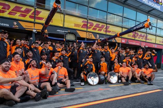 Lando Norris (McLaren Formula 1 Team, 04) und Team um Oscar Piastri (McLaren Formula 1 Team, 81), Zak Brown (McLaren Formula 1 Team, Geschaeftsfuehrer), Andrea Stella (McLaren Formula 1 Team, Teamchef) jubeln in der Boxengasse beim Teamfoto ueber den Sieg, AUS, Formel 1 Weltmeisterschaft, Luis Vuitton Grand Prix von Australien, Albert Park Circuit Melbourne, Rennen, Saison 2025, 16.03.2025 AUS, Formel 1 Weltmeisterschaft, Luis Vuitton Grand Prix von Australien, Albert Park Circuit Melbourne, Rennen, Saison 2025, 16.03.2025 Melbourne Copyright: xEibner-Pressefoto Memmlerx EP_MMR