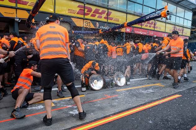 Lando Norris (McLaren Formula 1 Team, 04) und Team jubeln in der Boxengasse beim Teamfoto ueber den Sieg, AUS, Formel 1 Weltmeisterschaft, Luis Vuitton Grand Prix von Australien, Albert Park Circuit Melbourne, Rennen, Saison 2025, 16.03.2025 AUS, Formel 1 Weltmeisterschaft, Luis Vuitton Grand Prix von Australien, Albert Park Circuit Melbourne, Rennen, Saison 2025, 16.03.2025 Melbourne Copyright: xEibner-Pressefoto Memmlerx EP_MMR